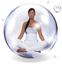 Femme en posture de yoga dans une bulle